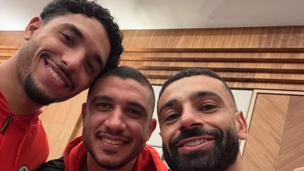 صورة تاريخية.. محمد صلاح بجانب مرموش وربيعة احتفالاً بالفوز على كوت ديفوار