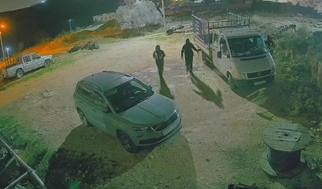 مستوطنون يحرقون مركبتين ويخطّون شعارات عنصرية في قرية عطارة شمال رام الله