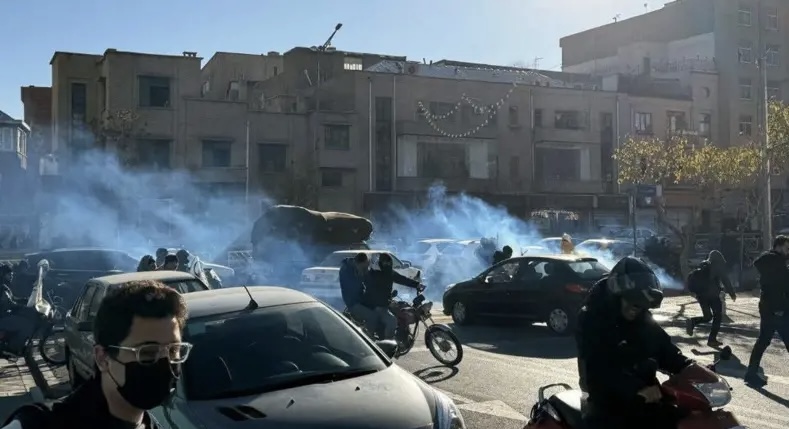 مُعوِّلةً على سقوط النظام قريبًا جدًا ..إسرائيل “تؤجِّل” العدوان ضدّ إيران..