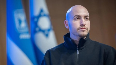 أسير إسرائيلي سابق في غزة: هربت مع مقاتلي “حماس” للنجاة وأعطوني سلاحًا