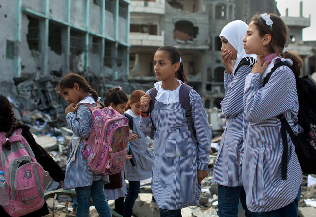 غزة… مدارسٌ بلا سقوف وطلابٌ يكتبون على الركام