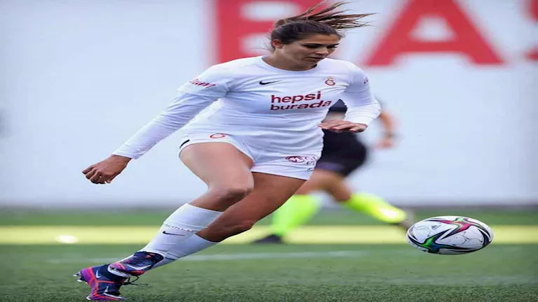 بعد عودتها لمنتخب مصر.. من هي سامية آدم “محمد صلاح” السيدات؟