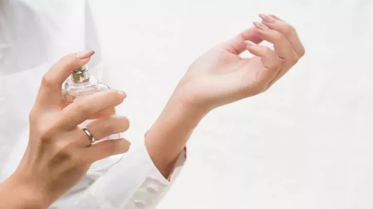 رش العطور على متن الطائرة قد يسبب مشكلات خطيرة