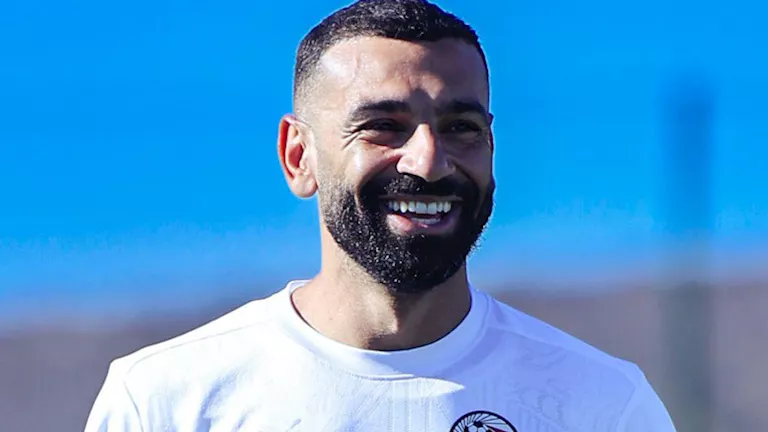 تفاصيل خزانة بطولات محمد صلاح داخل منزله في ميرسيسايد