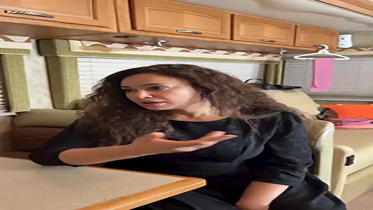 هند صبري تعيد مشهدها الشهير “عايزة ورد يا إبراهيم” مع نجل خالد صالح..