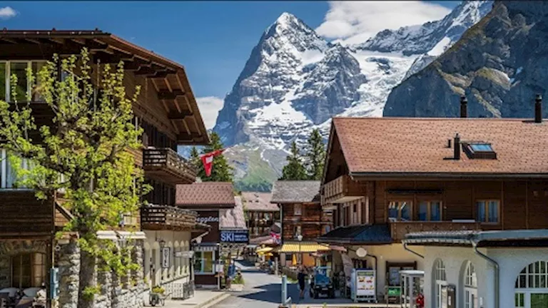 قرية معلقة بين الأرض والسماء.. الوصول إليها تحد حقيقي