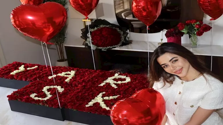 “داخل غرفة مليئة بالورود”..أحدث ظهور لـ يارا السكري والجمهور يعلق (صور