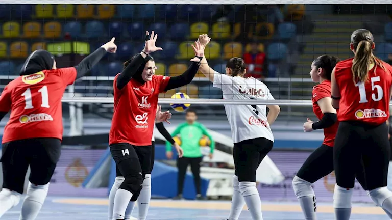 “سيدات طائرة الأهلي” يفوز على الزمالك ويتوج بكأس السوبر المصري