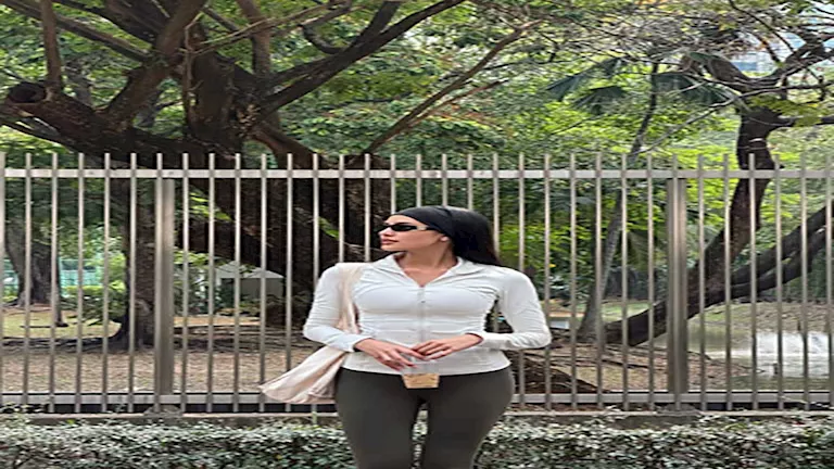 ملكة جمال العام 2025 بإطلالة رياضية.. لماذا اختارت اللون الأبيض؟