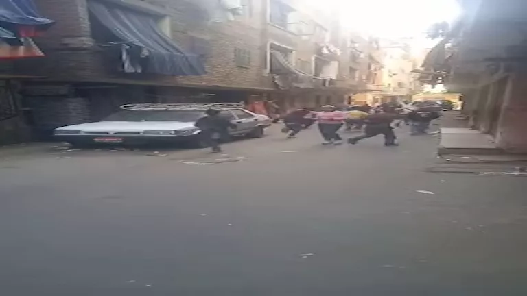 ضحك وجدل في القاهرة.. أطفال يهربون من الكاميرا (فيديو)