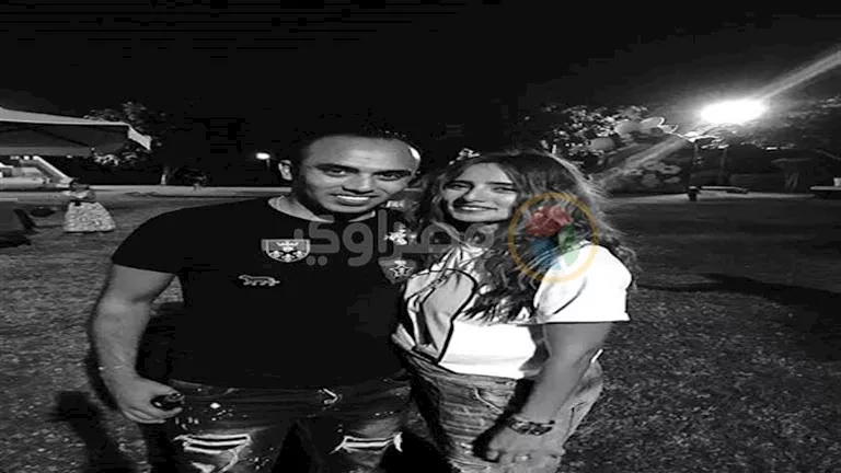 انهيار زينة في جنازة شقيقها