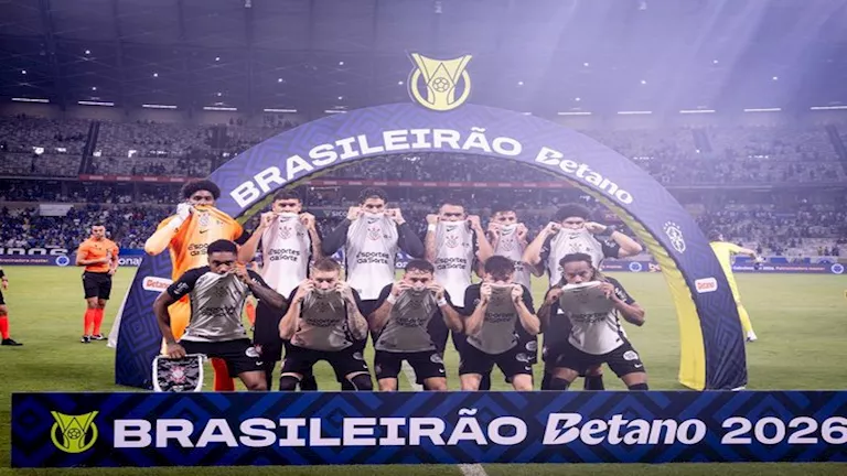 لاعبو كورينثيانز البرازيلي يدعمون فينيسيوس بهذه الطريقة