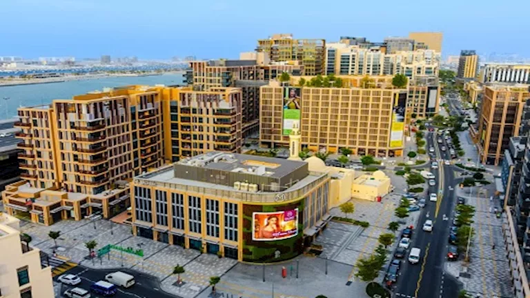 دبي تكشف عن أول طريق ذهبي في العالم