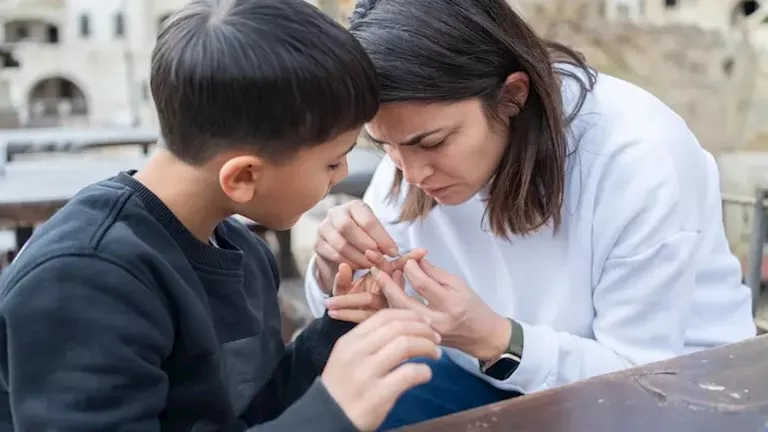 كيفية إزالة الشوك من الجلد بطريقة آمنة وفعالة؟