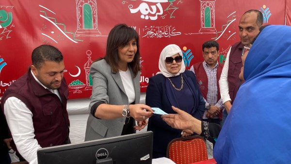 السفيرة نبيلة مكرم تشارك في تعبئة شنط رمضان بمؤسسة أبو العينين السفيرة نبيلة مكرم تشارك في تعبئة شنط رمضان بمؤسسة أبو العينين