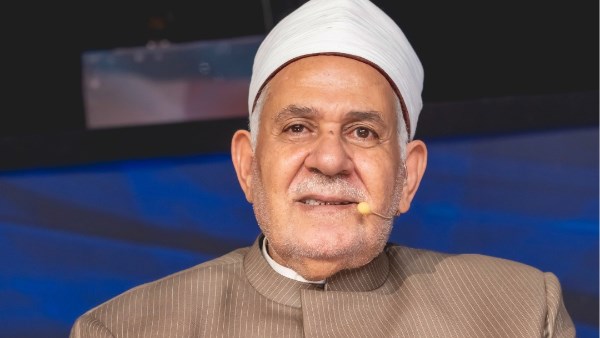 مفترشًا الأرض.. الشيخ حسن عبد النبي يراجع فيديوهات مسابقة دولة التلاوة.. صور