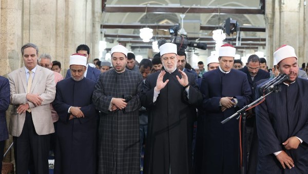 بث مباشر.. صلاتي العشاء والتراويح في رابع ليلة من رمضان بالجامع الأزهر
