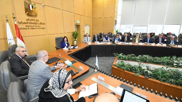 وزيرة الإسكان تعقد اجتماعاً لمتابعة الموقف التنفيذي لمشروع “حدائق تلال الفسطاط”