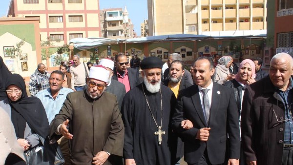 إبداعات طلاب المعاهد الأزهرية في معرض فني ببني سويف