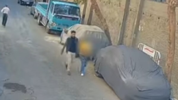 فيديو تحرش بفتاة في أحد شوارع سوهاج يثير الغضب.. ومطالبات بضبط المتهم