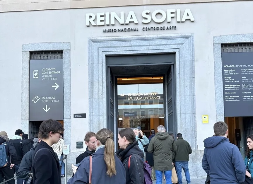 متحف “رينا صوفيا” الإسباني يطرد سائحات يحملن إعلام إسرائيل