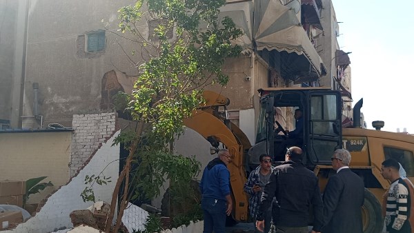 استجابة لشكاوى المواطنين.. إزالة مبني مخالف وعشة لتربية الحمام بزهور بورسعيد| شاهد