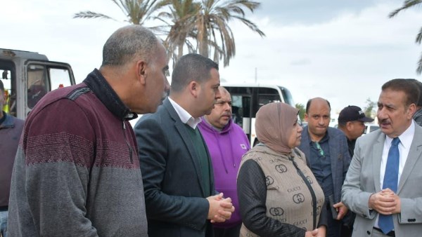 محافظ بورسعيد يتفقد أعمال تطوير ورفع كفاءة مساكن النور بحي الضواحي