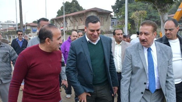 محافظ بورسعيد يوجه بإقامة برجولات خشبية مضيئة بشارع 15 سبتمبر