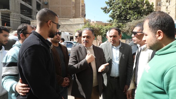 محافظ الشرقية يقود حملة مكبرة لرفع الإشغالات بمنيا القمح ويٌقيل نائب رئيس المركز