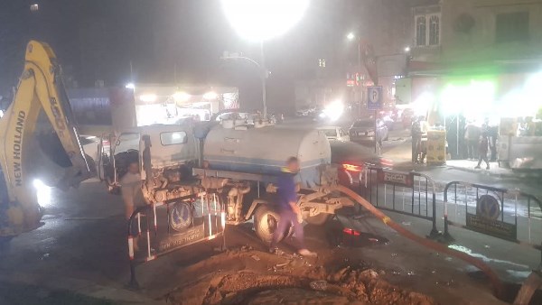 بسبب هبوط أرضي.. كسر مفاجئ بخط مياه رئيسي قطر 600 مم بكفر الشيخ