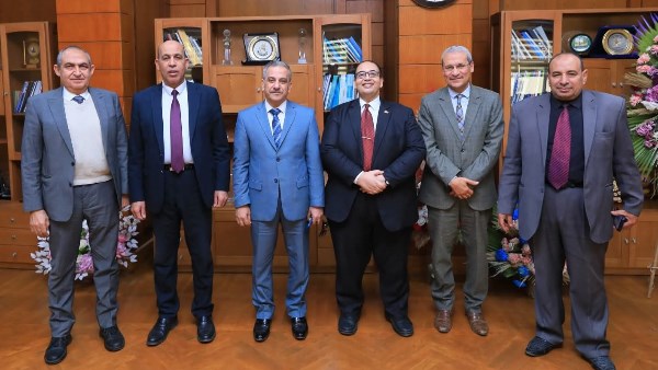 وفد «الخدمة الاجتماعية» يُهنئ رئيس جامعة كفر الشيخ الجديد