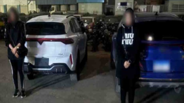 سمحا للأطفال بالجلوس على نوافذ سيارتين.. القبض على فتاتين فى بورسعيد سمحا للأطفال بالجلوس على نوافذ سيارتين.. القبض على فتاتين فى بورسعيد