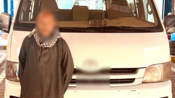 سائق ميكروباص يدعى دفع مبالغ مالية لقوة تأمين طريق الأقصر