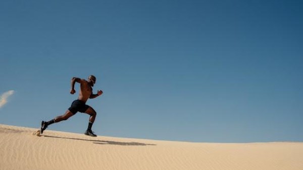 رياضي مصري يتحدى جبل موسى استعدادًا لتسجيل رقم قياسي عالمي موثق