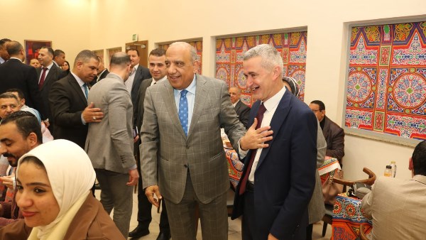 وزير الكهرباء يشارك العاملين والقابضة والمصرية للنقل إفطارهم الجماعي .. صور