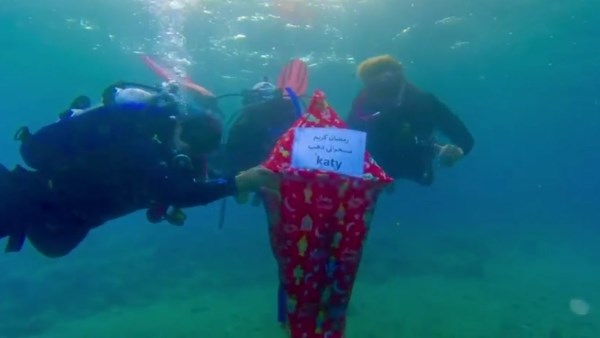 فانوس في أعماق البحار.. أول مسحراتية مسيحية في دهب تستقبل رمضان تحت الماء