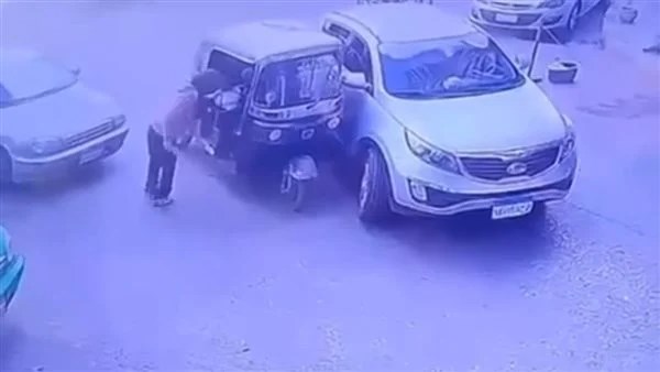 ذعر بين المارة | تفاصيل تعدي سيدة على سائق توك توك في شبين الكوم.. وشاهد يكشف: خلافات زوجية