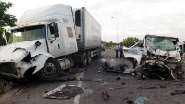 إصابة 5 أشخاص إثر تصادم ملاكي وتروسيكل في البحيرة