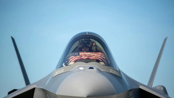 مفاوضات تحت التهديد .. واشنطن ترسل 50 طائرة مُقاتلة قرب إيران