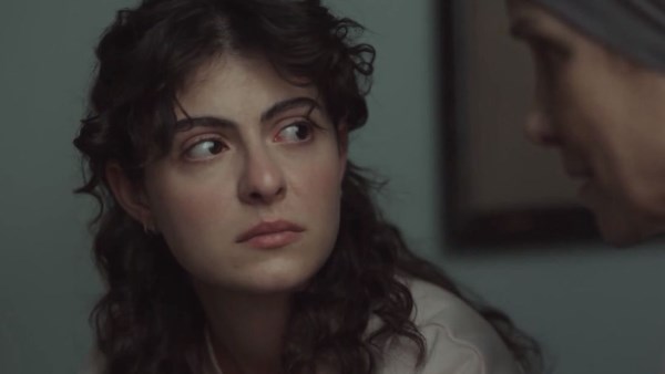 تارا عبود تخاطر بحياتها لإنقاذ حبيبها من قوات الاحتلال في صحاب الأرض