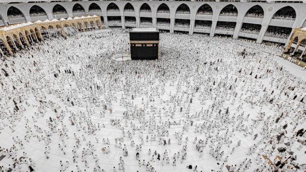 سر برودة رخام الكعبة .. كيف تبقى أرض الطواف باردة للحجاج في رمضان والصيف؟