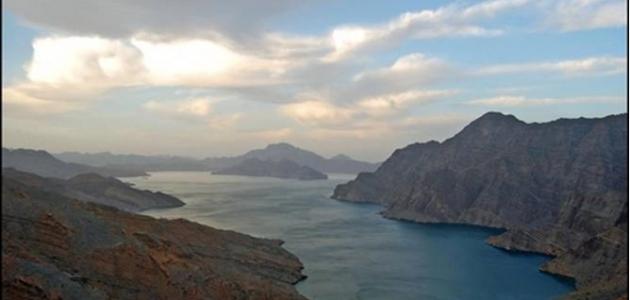 واشنطن تستعين بـ”صديق ألماني”.. تفكيك “شيفرة” مناورات هرمز: 5 دول خليجية “خضعت” لأمر إيراني و”التكتيك الصيني” في خدمة “الحرس الثوري”..