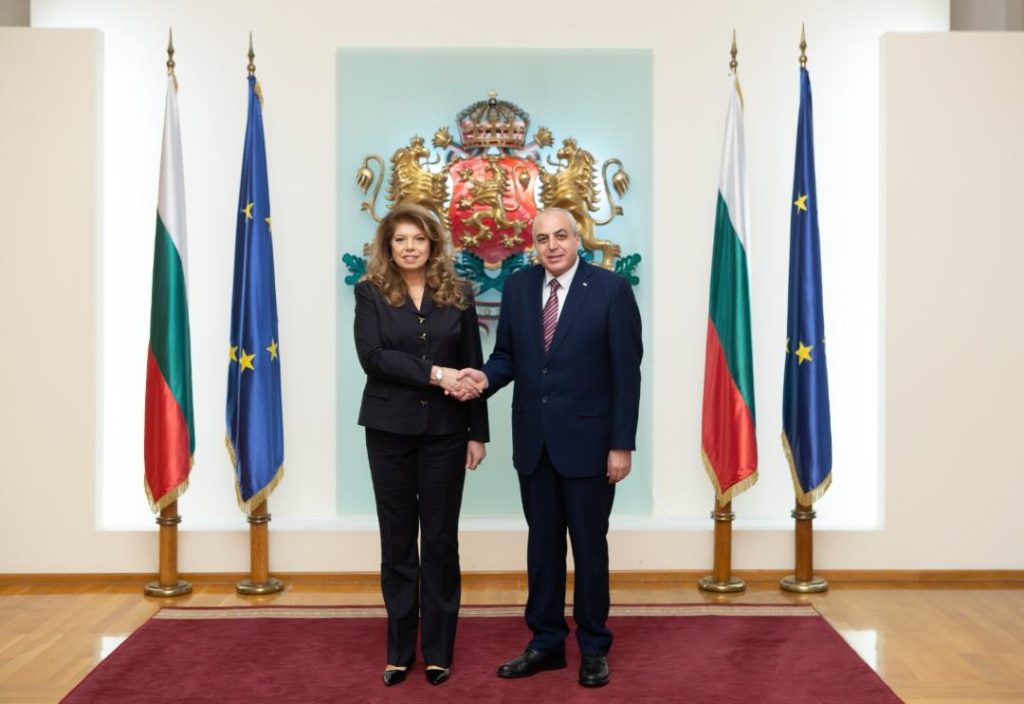 السفير أنور الأغا يقدم أوراق اعتماده إلى رئيسة بلغاريا سفيرا فوق العادة ومفوضا لدولة فلسطين
