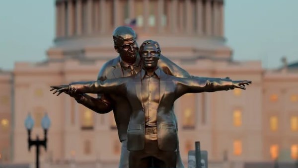 يعيد مشهد تيتانيك.. تمثال لترامب وإبستين يثير الجدل في واشنطن