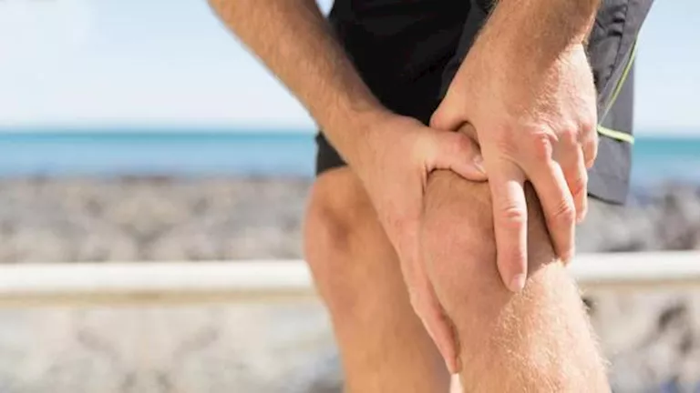 خشونة الركبة.. ما هي أسبابها وأعراضها وطرق الوقاية؟