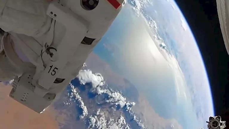 كيف يتم تناول الطعام والسوائل في الفضاء؟