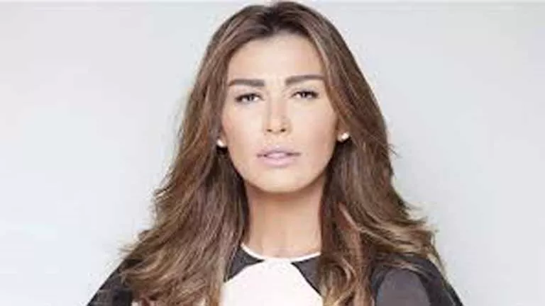 جمعت بين الأناقة والبساطة.. نادين الراسي بلوك مميز