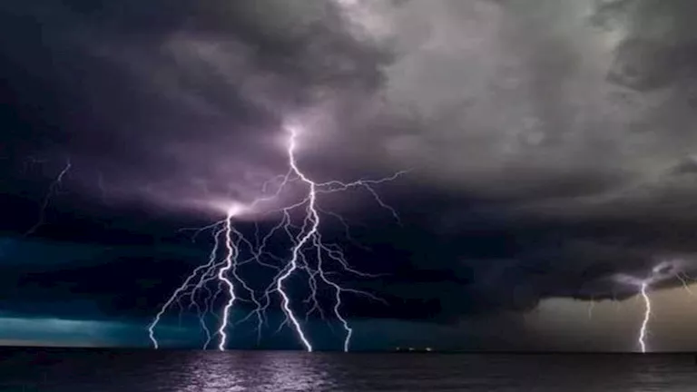 قصة رجل قفز من الطائرة وسط عاصفة رعدية هائلة