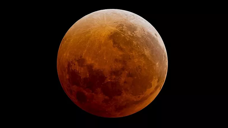 الخسوف الكلي للقمر يوم 3 مارس.. لماذا يتحول لون القمر للأحمر؟