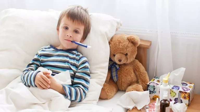 أمطار وعواصف تضرب الأجواء.. كيف تحمي طفلك من نزلات البرد؟